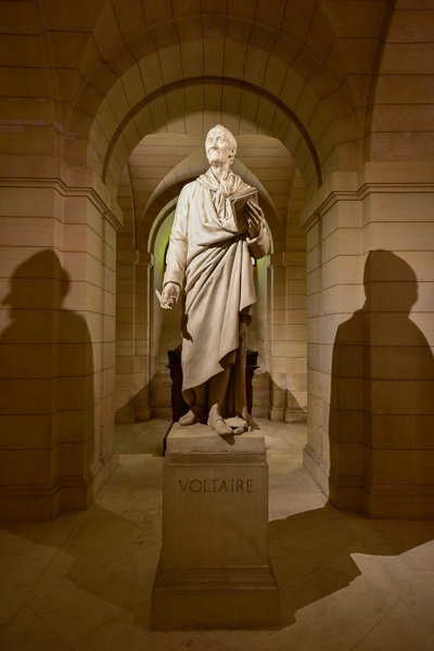 Statue of Voltaire.
