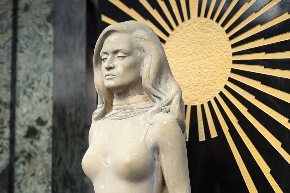 Close up of the statue on Dalida's grave.