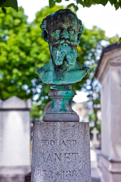 A bust on top of Edouard Manet's grave.