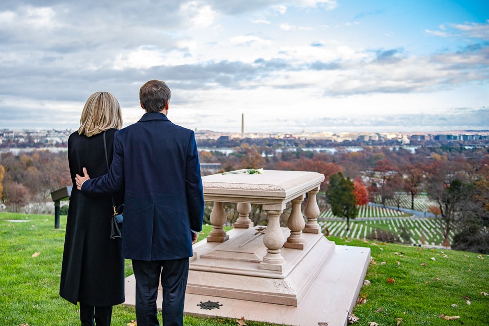 Couple standing at the grave of Pierre Charles L'Enfant.