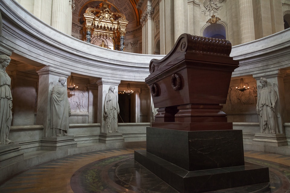 Napoleon's tomb surrounded by sculpted statues.