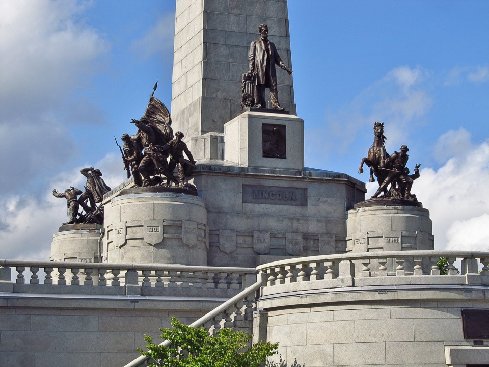 Statues decorating Abraham Lincoln's tomb.