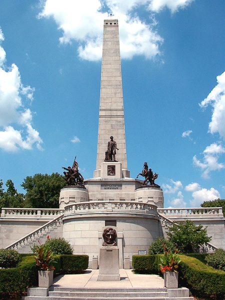 Statues and obelisk at Lincoln's tomb.