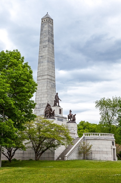 Side view of the exterior of Lincoln’s tomb in Oak Ridge Cemetery.