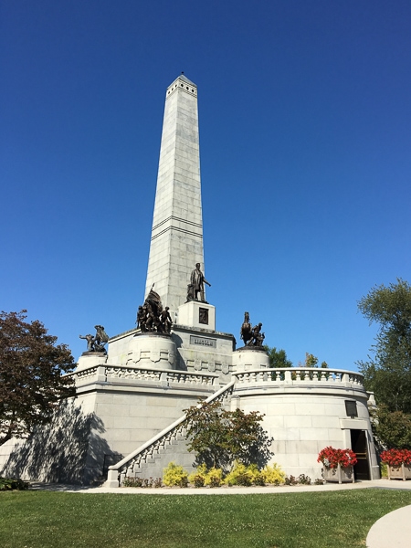 Side view of the Lincoln Tomb exterior.