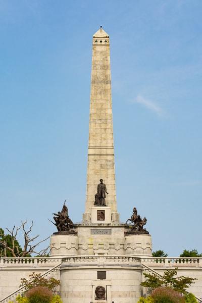 Obelisk and statues at the Lincoln Tomb.