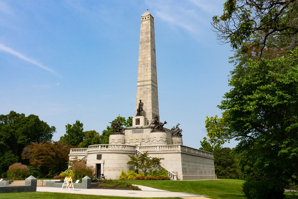 Lincoln Tomb exterior.