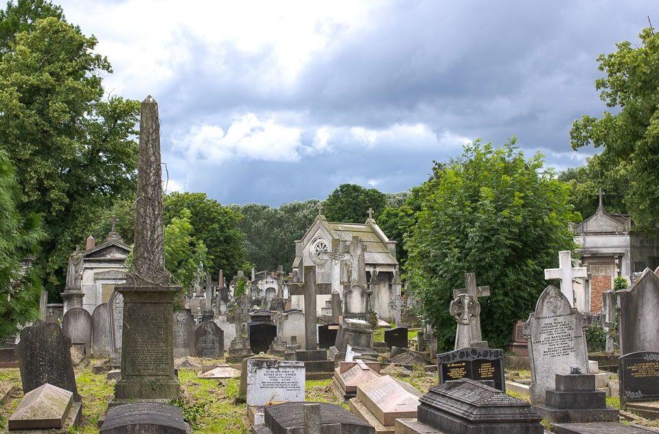 Graves and mausoleums in Kensal Green Cemetery.