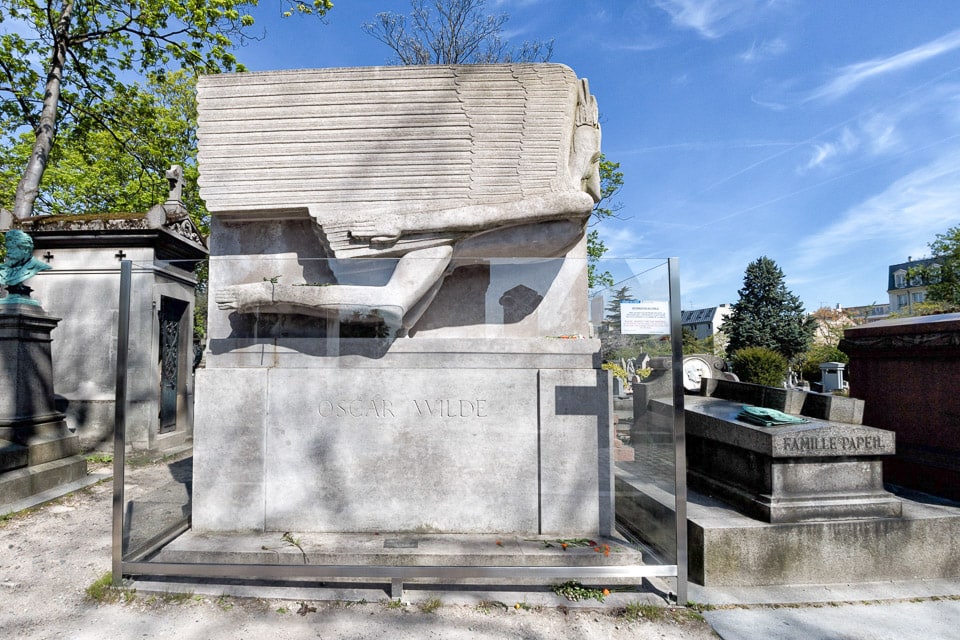 Side view of Oscar Wilde's tomb.