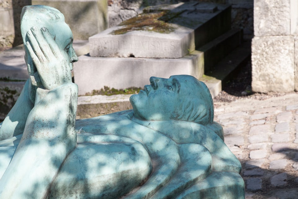 Sculpture of Fernand Arbelot on his grave.