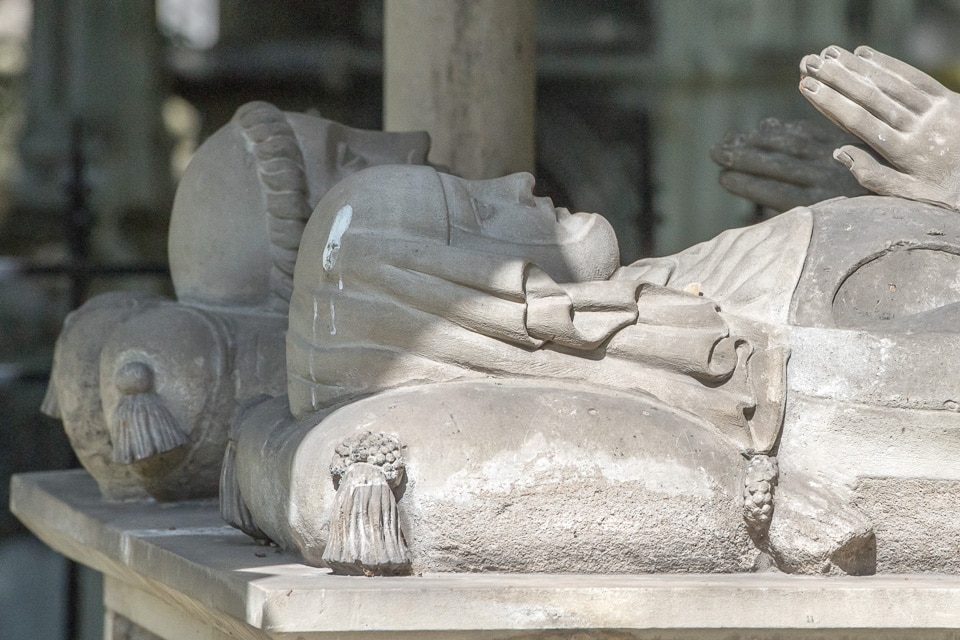 Close up of the sculptures of Heloise and Abelard on their tomb.