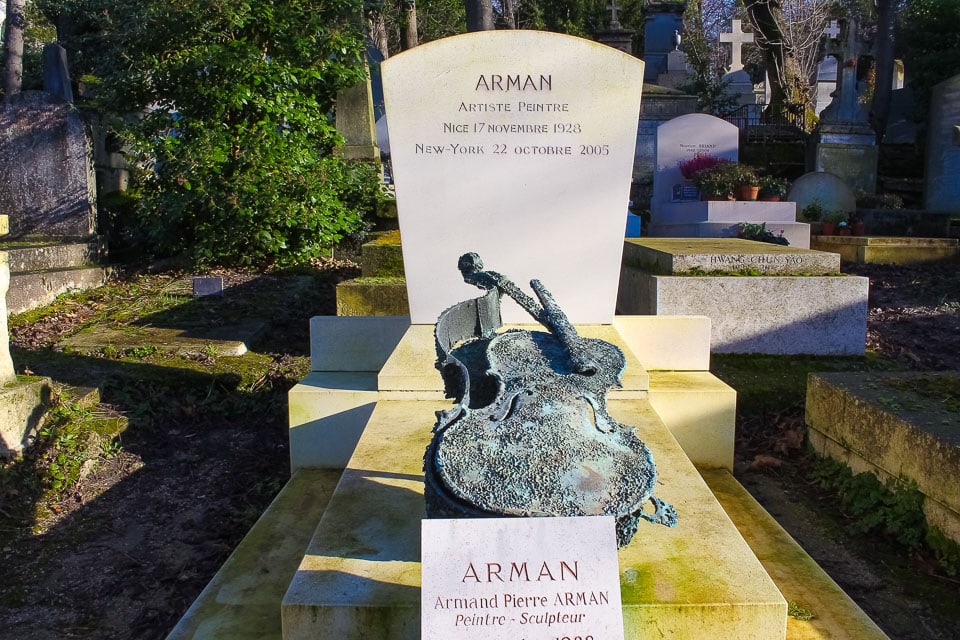 Sculpture on the grave of Arman.