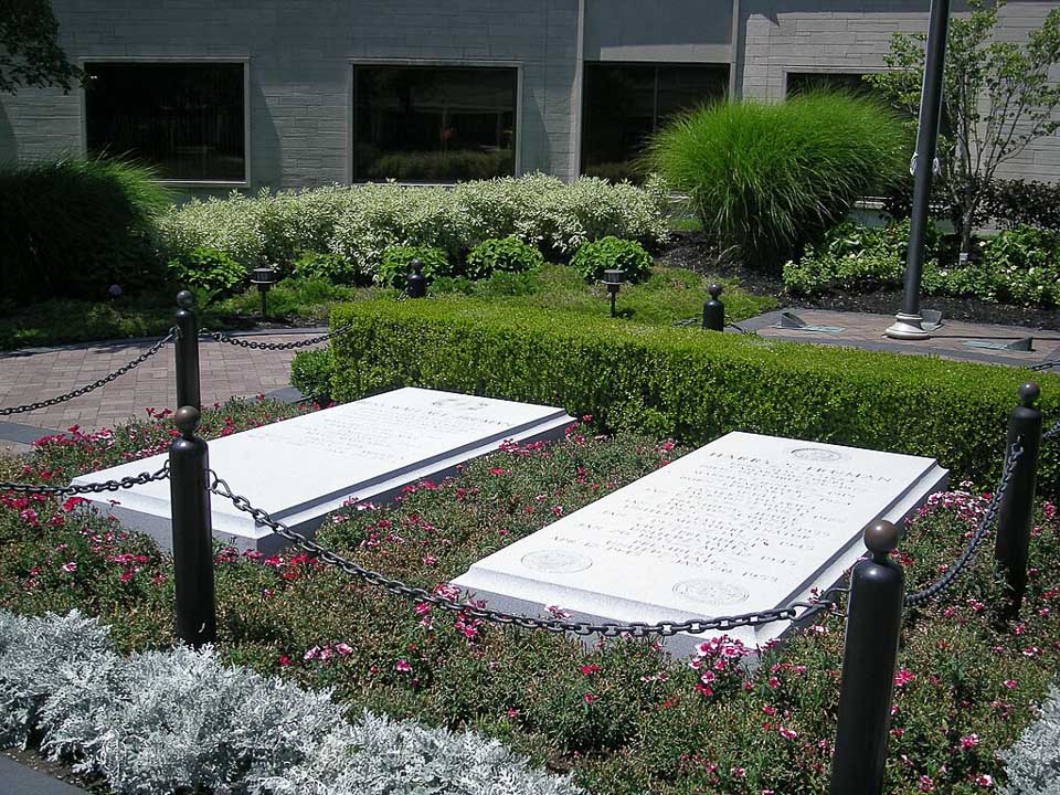 Gravesite of President Truman and his wife.