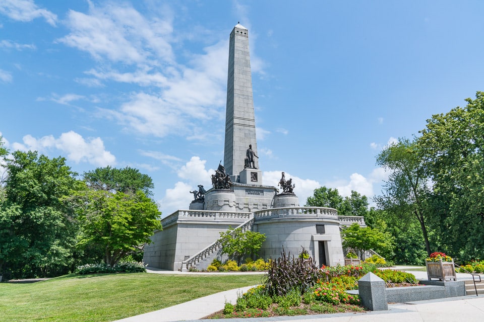 Exterior of the Lincoln Tomb.