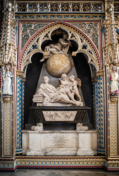 Monument for Issac Newton by his grave in Westminster Abbey. He is one of the most famous people buried in Westminster Abbey.