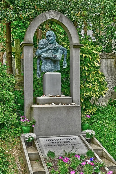 Sculpture of a couple hugging above a grave.